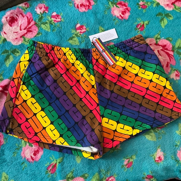New UGG Noni Pride Graphic Print Fleece Shorts M $68 NWT - Picture 1 of 10